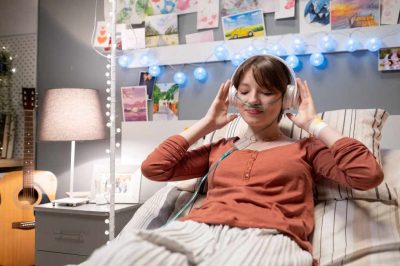 What are the physical benefits of music therapy for hospitalized patients?